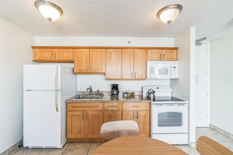 Waikiki Banyan Condo With Panoramic 37th Floor Ocean Views - image 7