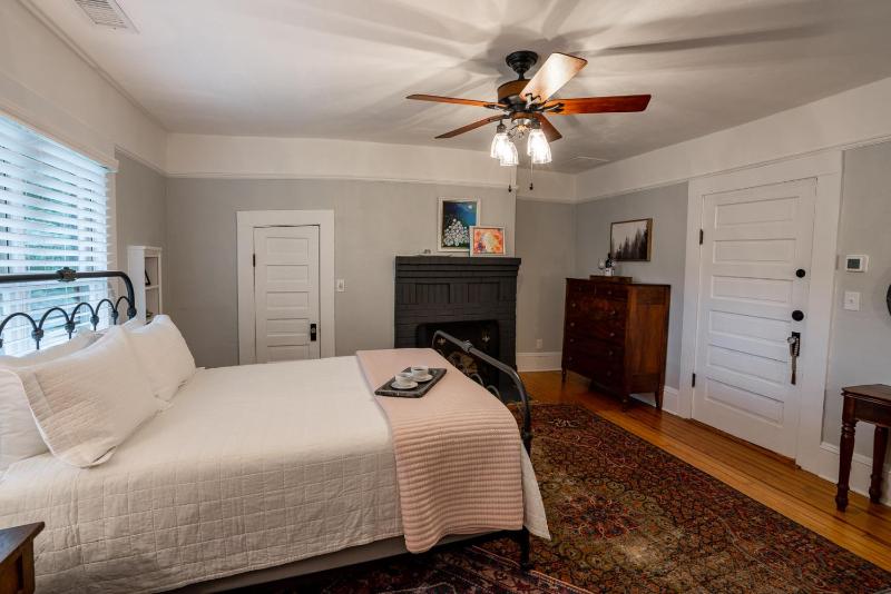 Deluxe Double Room image 2