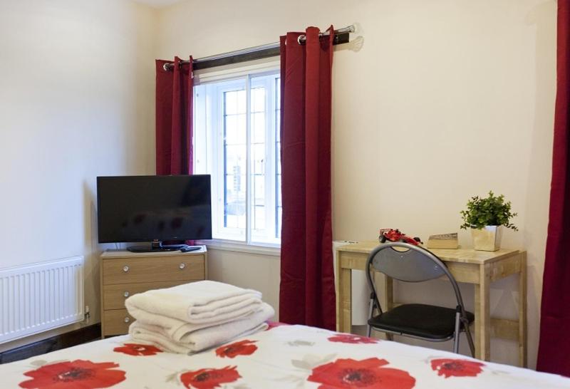 City Centre Apartment - Your own 7 Bedrooms Apartment at THE FORESTERS INN - Huntingdon Street - opposite Victoria Centre Shopping Centre - Full Kitchen - Pub is Not Open - Parking Cars and High Top Vans at five pounds a Day - Sunday 1pm Check-Out - image 4