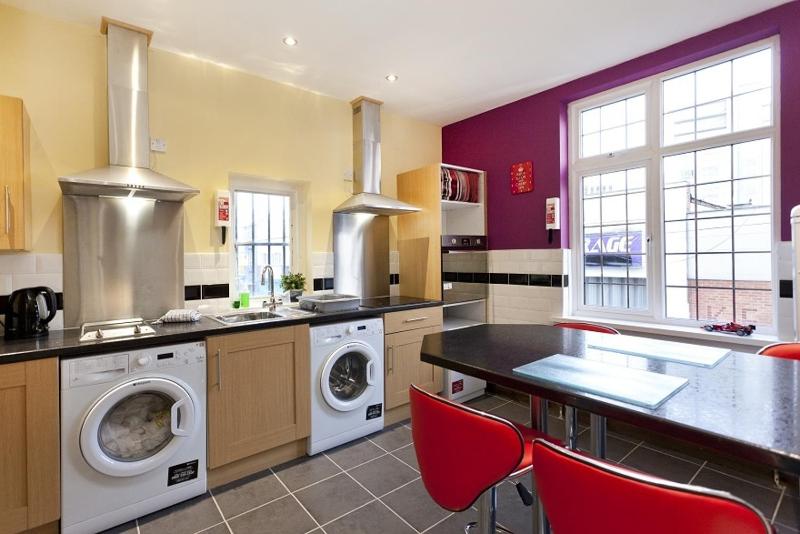 City Centre Apartment - Your own 7 Bedrooms Apartment at THE FORESTERS INN - Huntingdon Street - opposite Victoria Centre Shopping Centre - Full Kitchen - Pub is Not Open - Parking Cars and High Top Vans at five pounds a Day - Sunday 1pm Check-Out - image 9