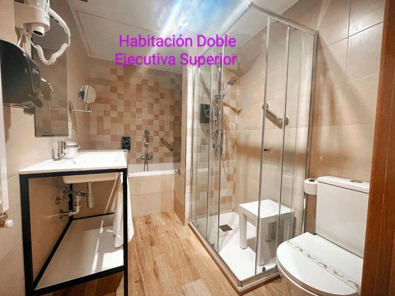 Queen Room with Spa Bath image 2