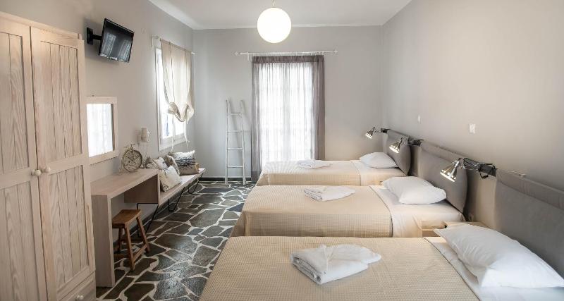 Deluxe Triple Room with Sea View image 4