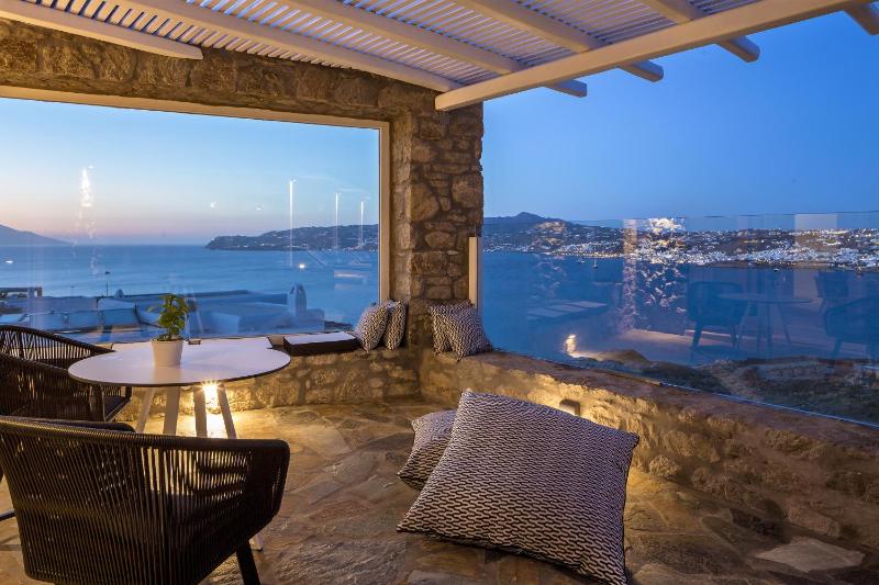 Corner Suite with Sea View image 2