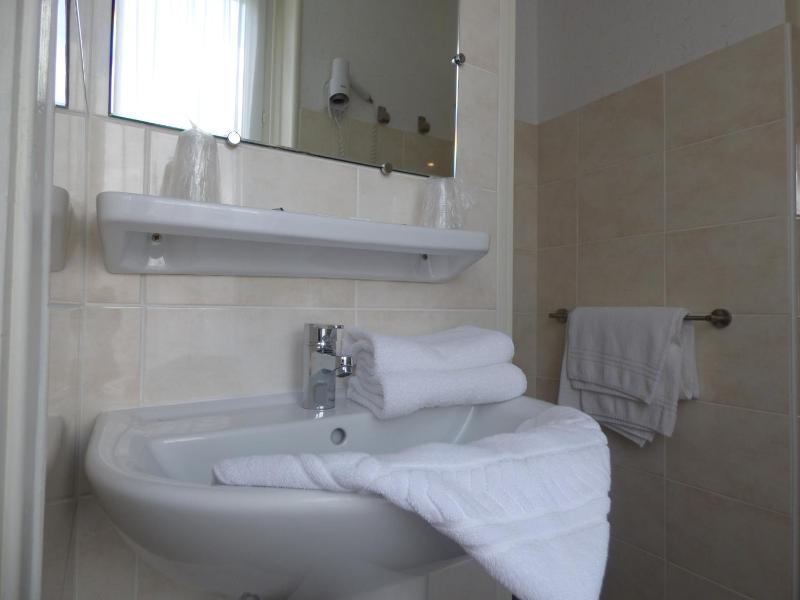 Twin Room image 3