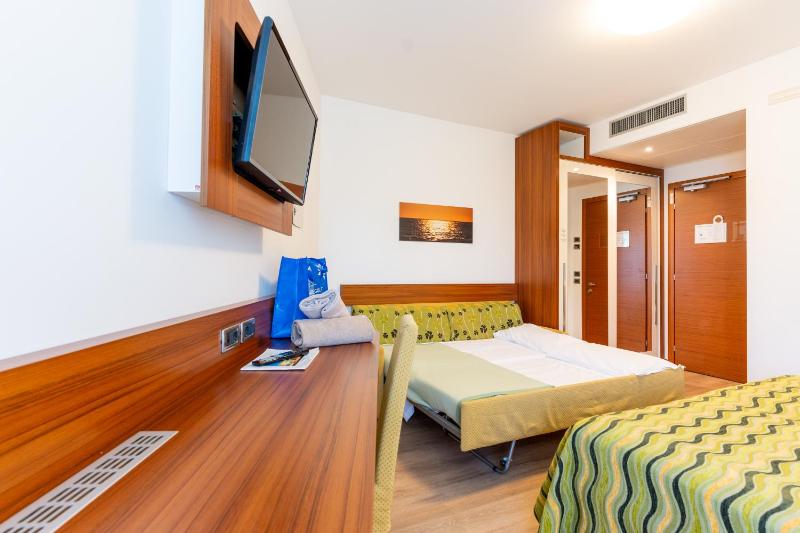Family Room with 2 Extra Beds (2 Adults + 2 Children) image 3
