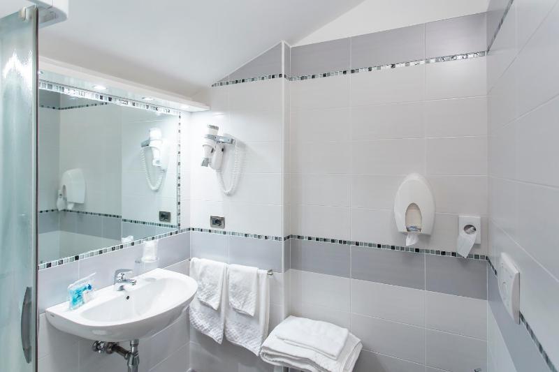 Budget Double Room image 3