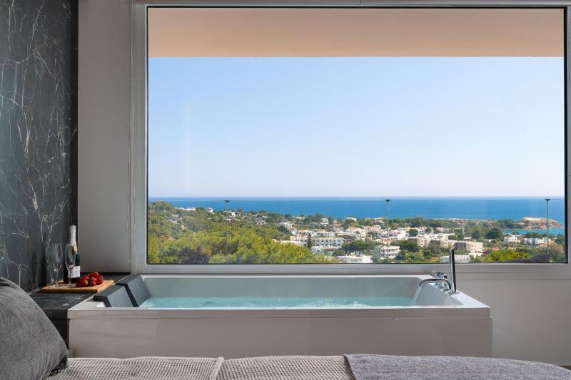Suite with Hot Tub image 2