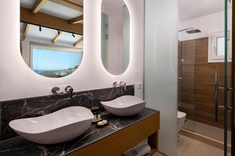 Suite with Hot Tub image 3