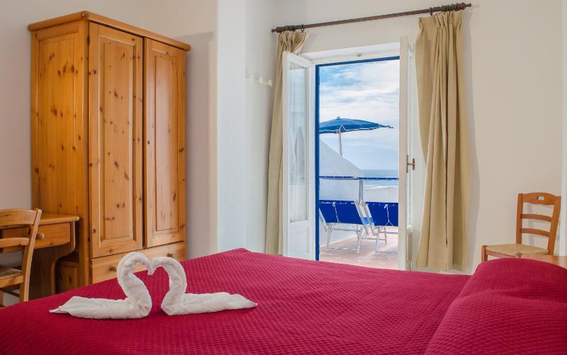 Superior Double Room with Sea View image 3
