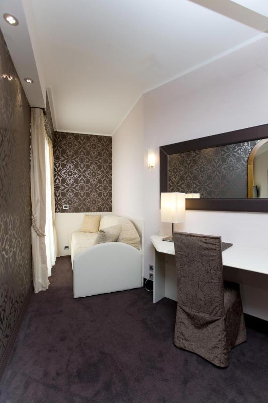Junior Suite (2 adults) with Sea View image 3