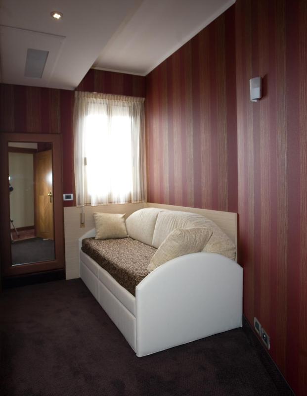 Junior Suite (2 Adults) with Partial Sea View image 4