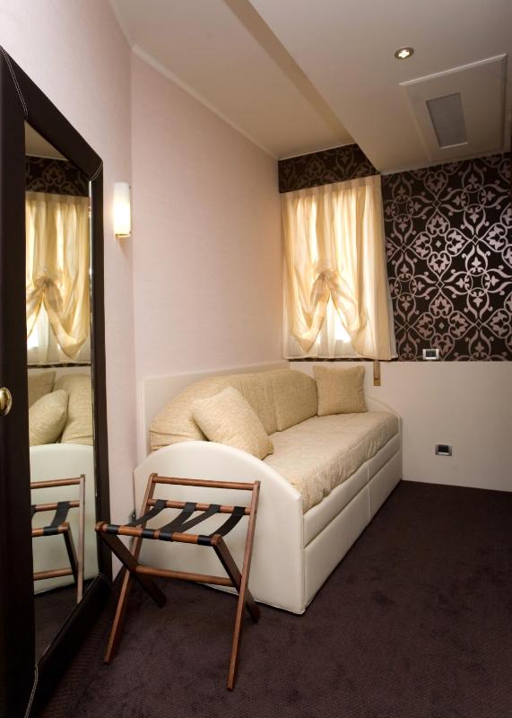 Junior Suite (2 Adults) with Partial Sea View image 3