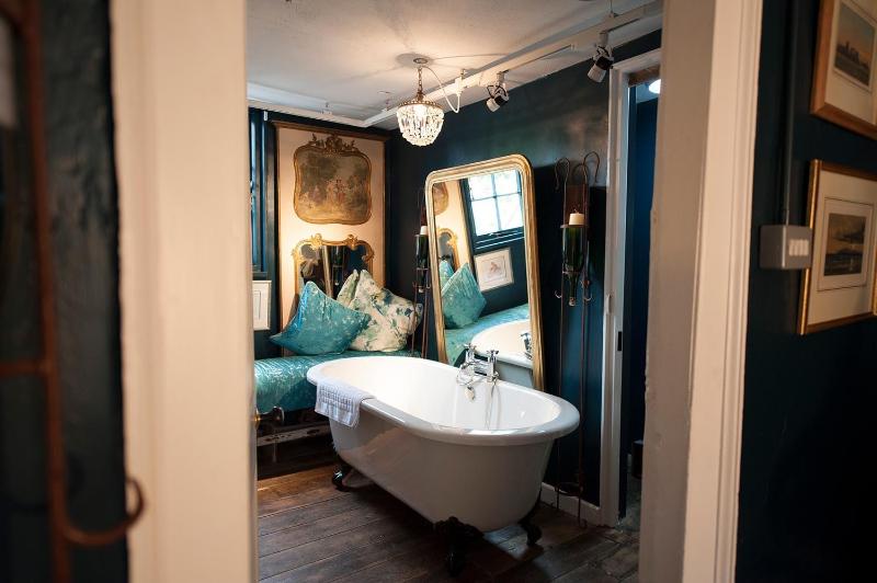 One-Bedroom Suite image 4