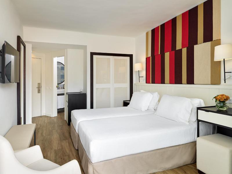 Double Room with Pool View image 3