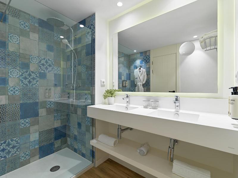 Double Room with Pool View image 4