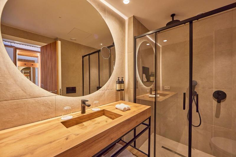 Double or Twin Room with Side Sea View image 4