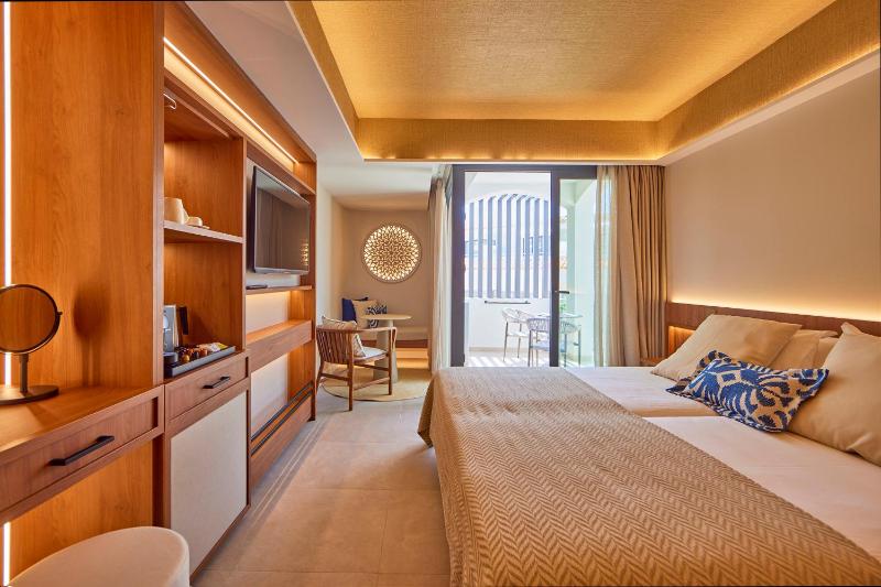 Double Room with Garden View image 3