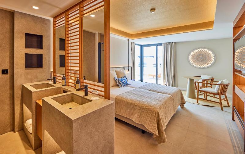 Junior Suite with Side Sea View image 4