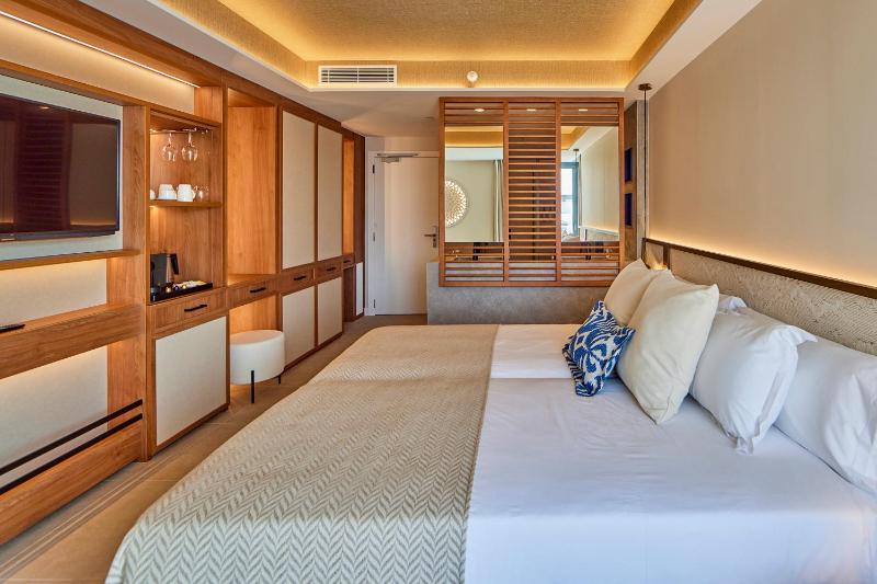 Junior Suite with Side Sea View (2 Adults + 1 Child) image 2