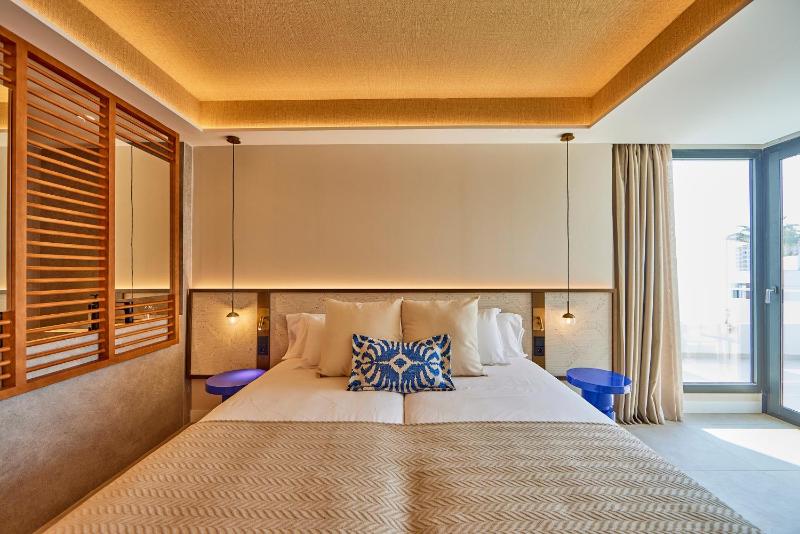 Junior Suite with Side Sea View (2 Adults + 1 Child) image 3