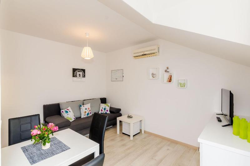 Standard One Bedroom Apartment with Balcony image 1