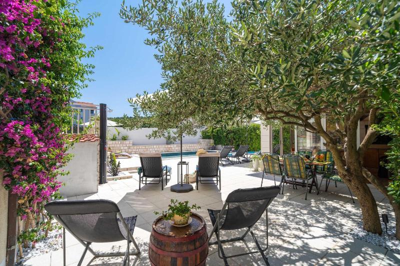 Comfort One Bedroom Apartment with Balcony image 3