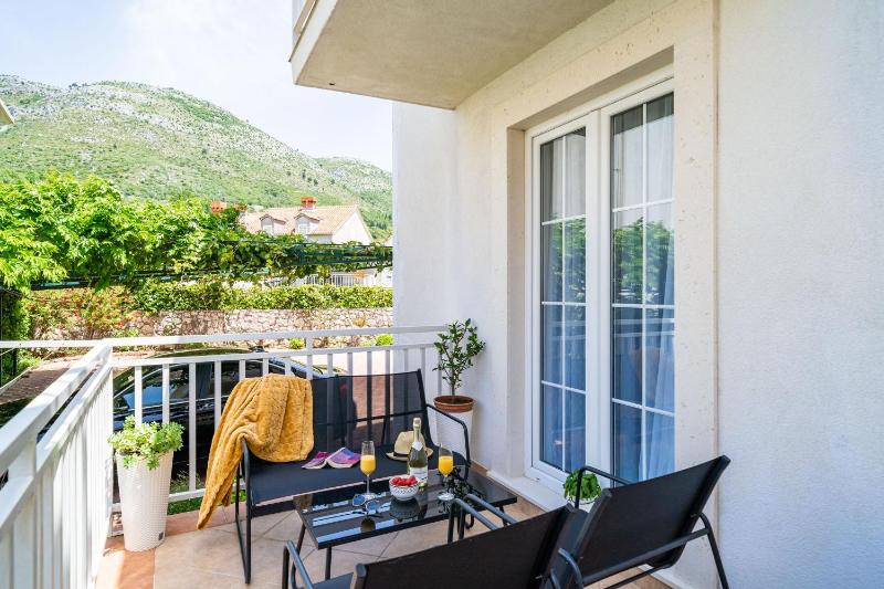 Comfort Two Bedroom Apartment with Terrace image 3