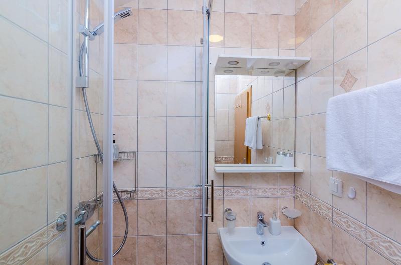 Standard One Bedroom Apartment with Balcony image 4