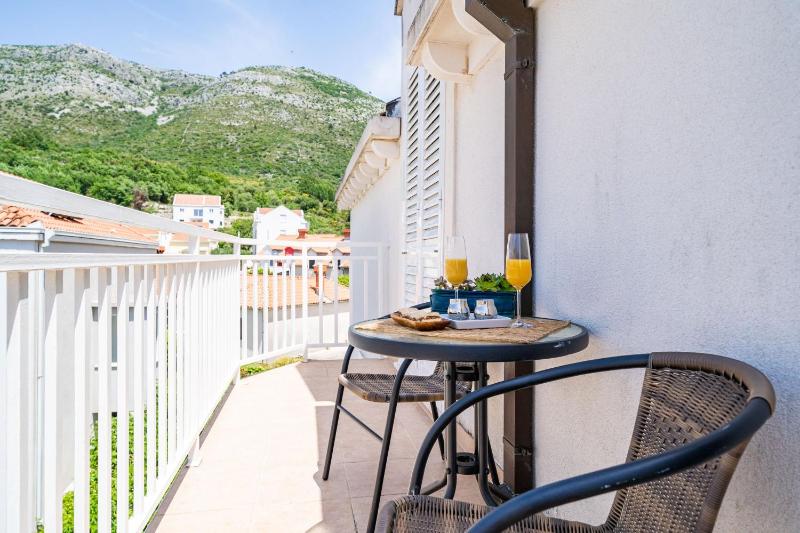 Standard One Bedroom Apartment with Balcony image 2
