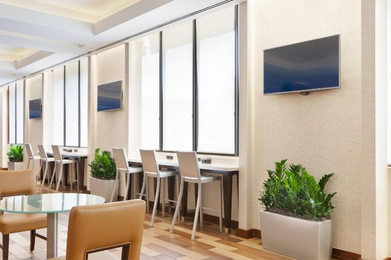 M Club lounge access, Suite, 1 King image 4