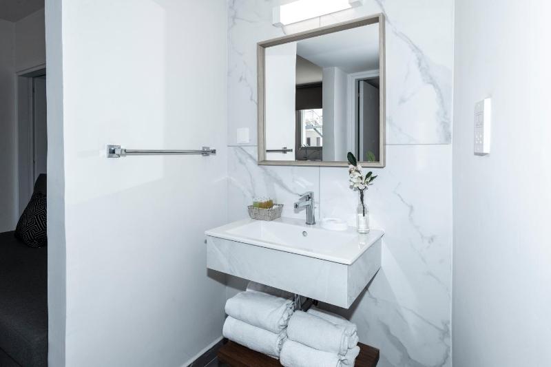 Deluxe One-Bedroom Apartment image 1