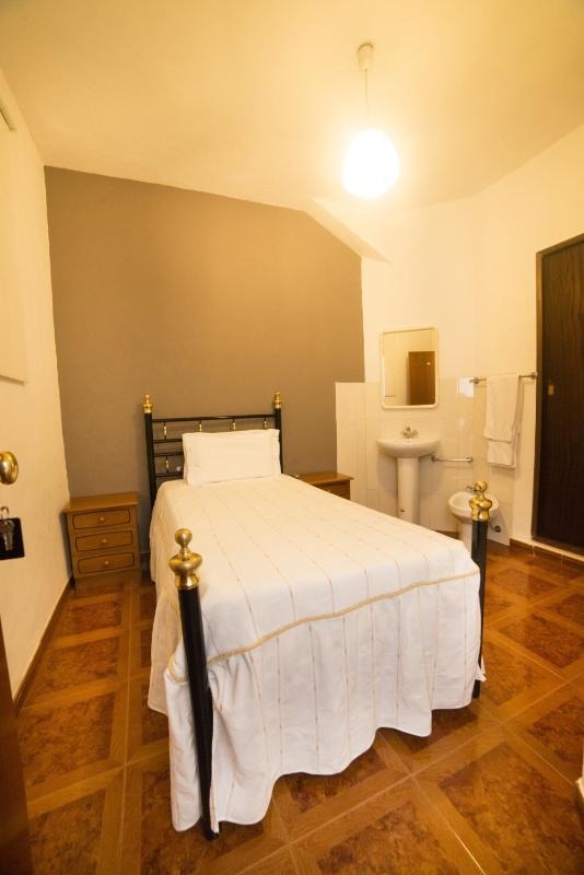 Single Room with Shared Bathroom image 1