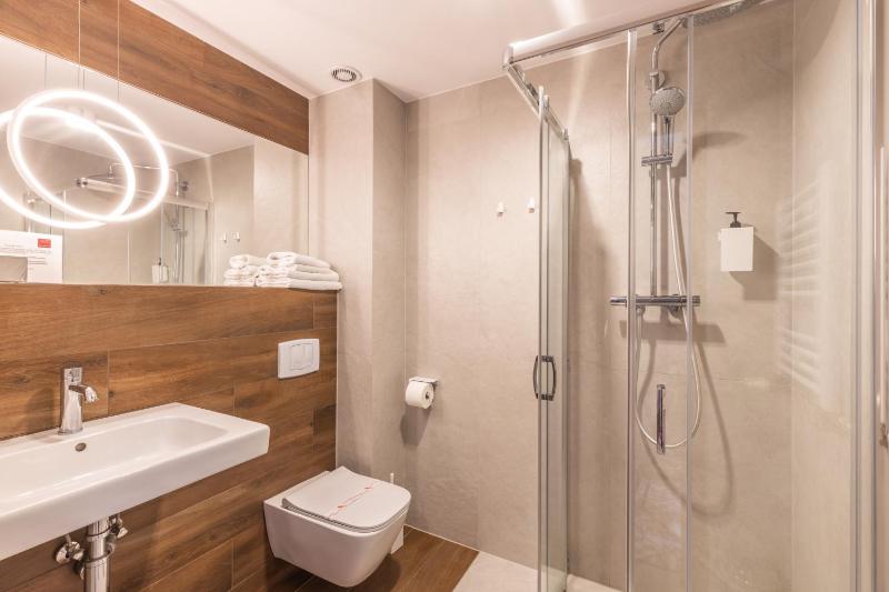 Deluxe Double Room with Balcony image 2