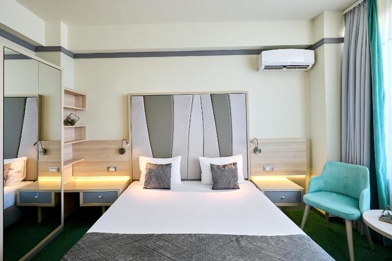 Double Room with City View image 1