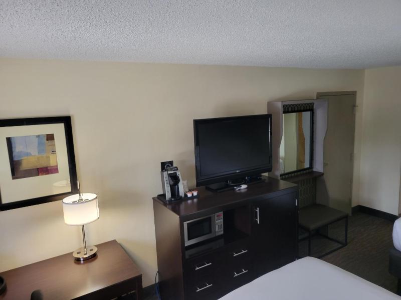 Standard King Room image 4