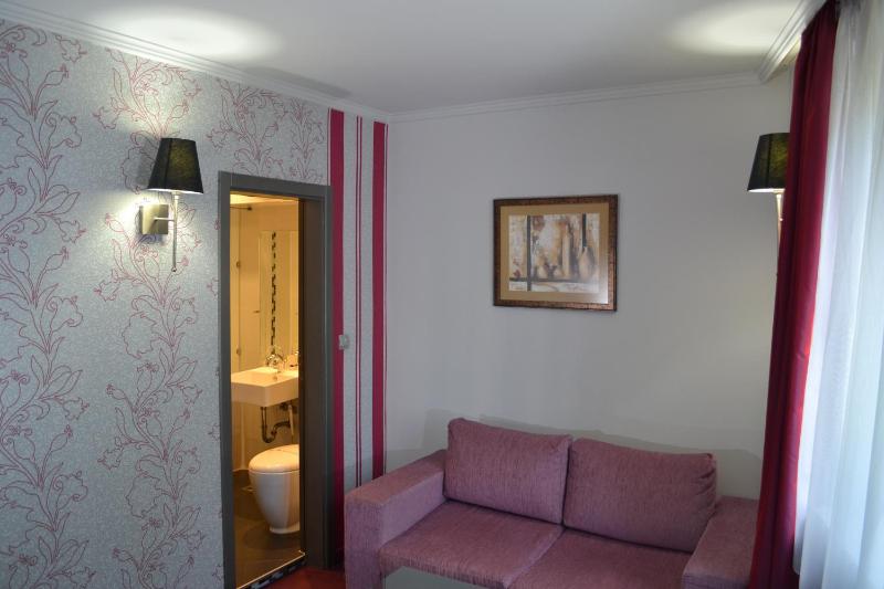 Family Suite with 2-way day time airport transfer image 4