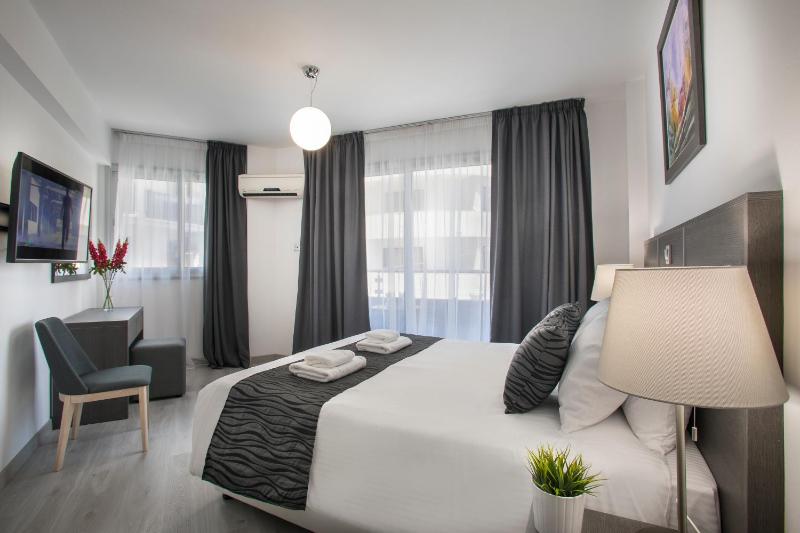 Superior Three-Bedroom Apartment image 1