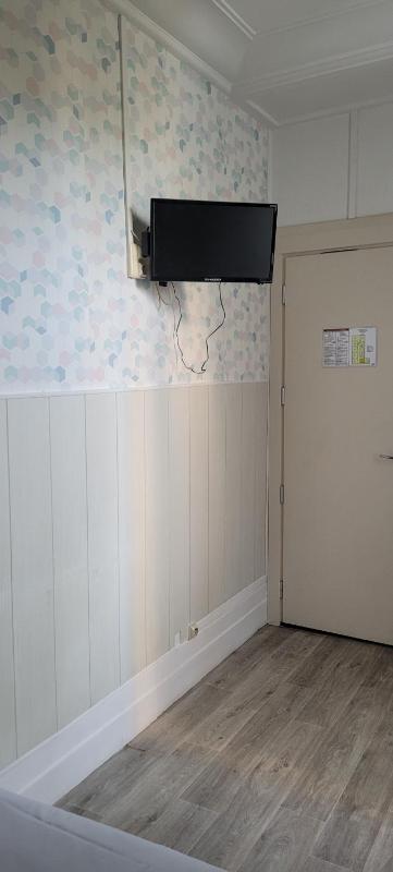Double Room with Shared Bathroom and Toilet image 3