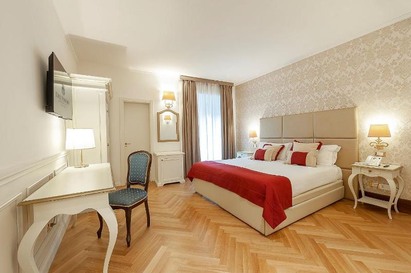 Deluxe Room image 3