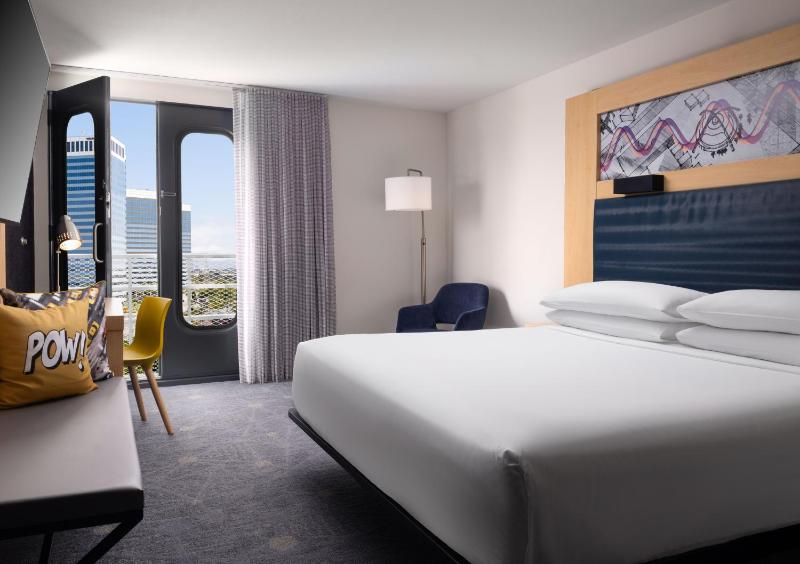 Breezy King, Larger Guest room, 1 King image 3