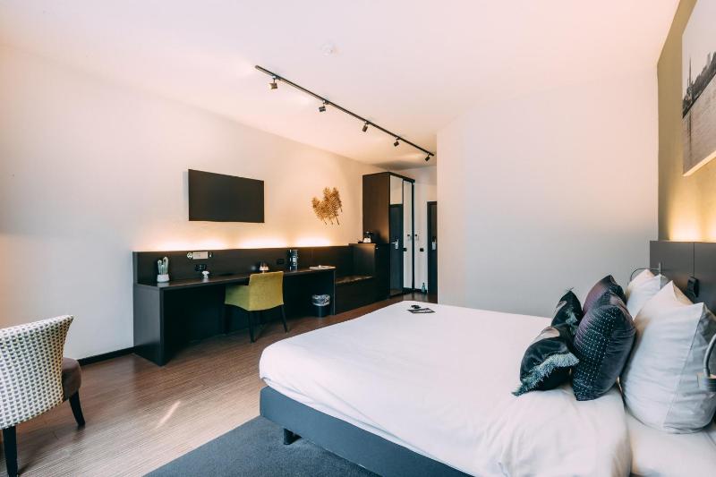 Standard Double Room image 4