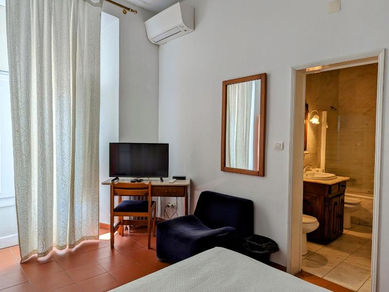Double Room image 3