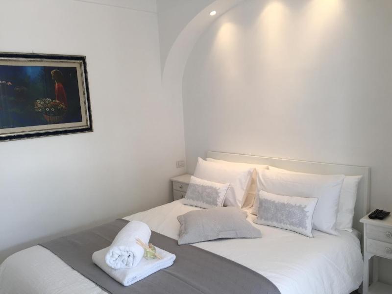 Standard Double Room image 3
