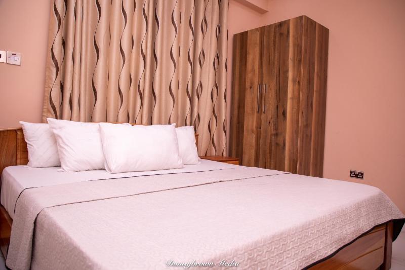 Deluxe 1 Bed Apartment - Wifi Airon Parking - image 5