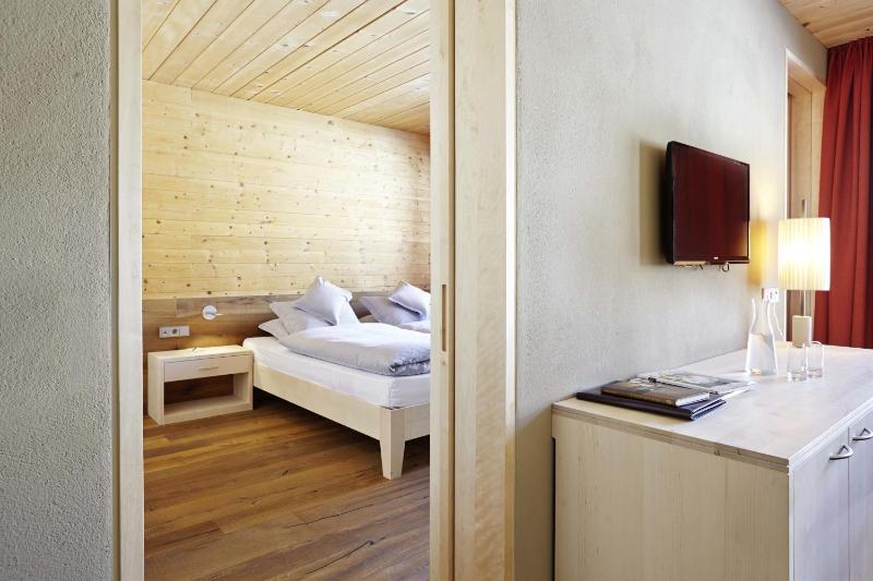 Junior Suite with Balcony image 4