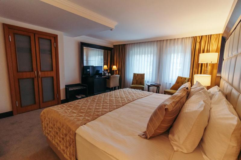 Suite with Hot Tub image 3
