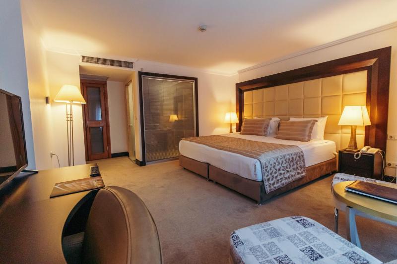 Suite with Hot Tub image 2