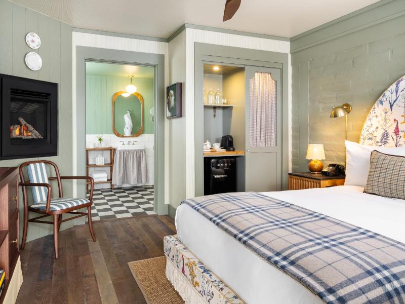 Queen Room image 4
