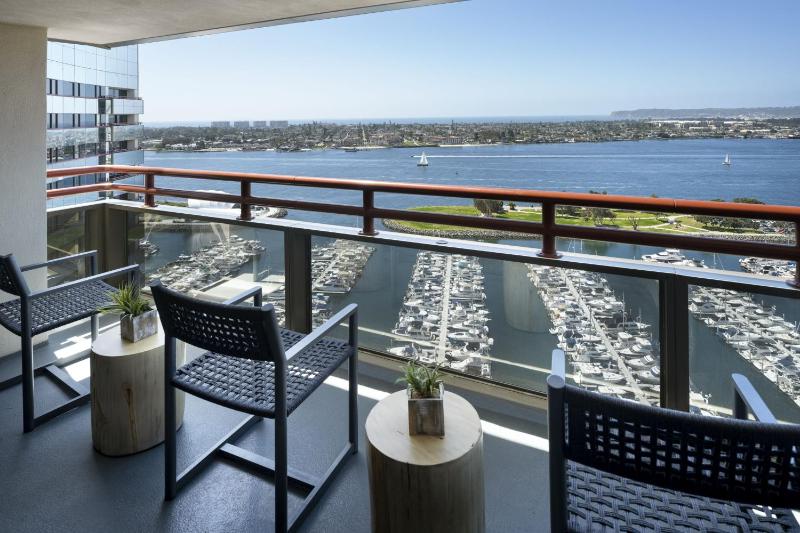 1 Bedroom Executive Suite, 1 King, Sofa bed, Bay view image 4