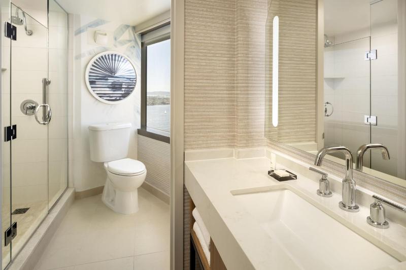 1 Bedroom Executive Suite, 1 King, Sofa bed, Bay view image 2